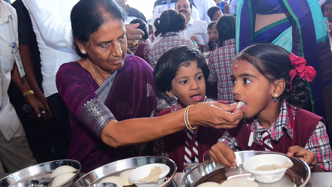 Sabitha Indra Reddy | సాధారణ గృహిణి నుంచి రాష్ట్ర హోంమంత్రి దాకా.. ఇదీ సబితా ఇంద్రారెడ్డి ప్రస్థానం!
