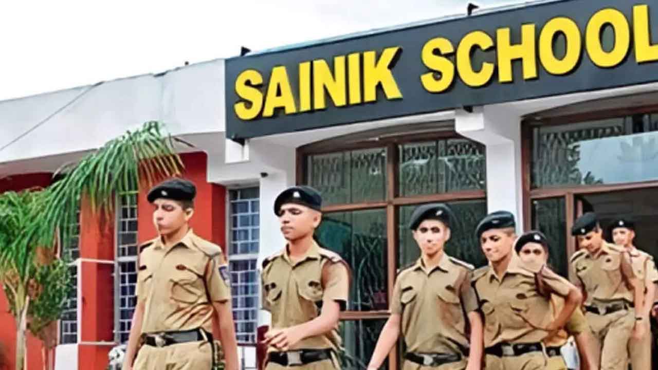 సైనిక్‌ స్కూళ్లలో ప్రవేశాలకు దరఖాస్తులు
