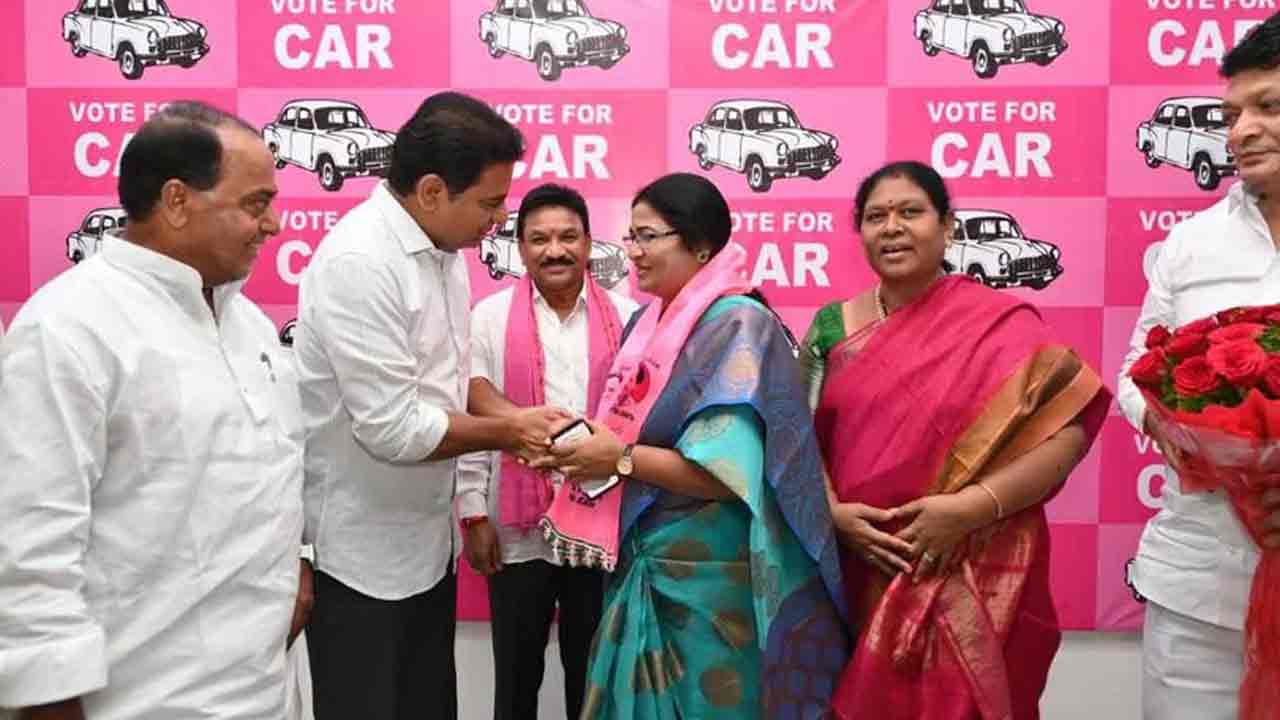 BRS Party | ఆసిఫాబాద్‌లో కాంగ్రెస్‌కు భారీ షాక్.. బీఆర్ఎస్‌లో చేరిన మ‌ర్స‌కోల స‌ర‌స్వ‌తి