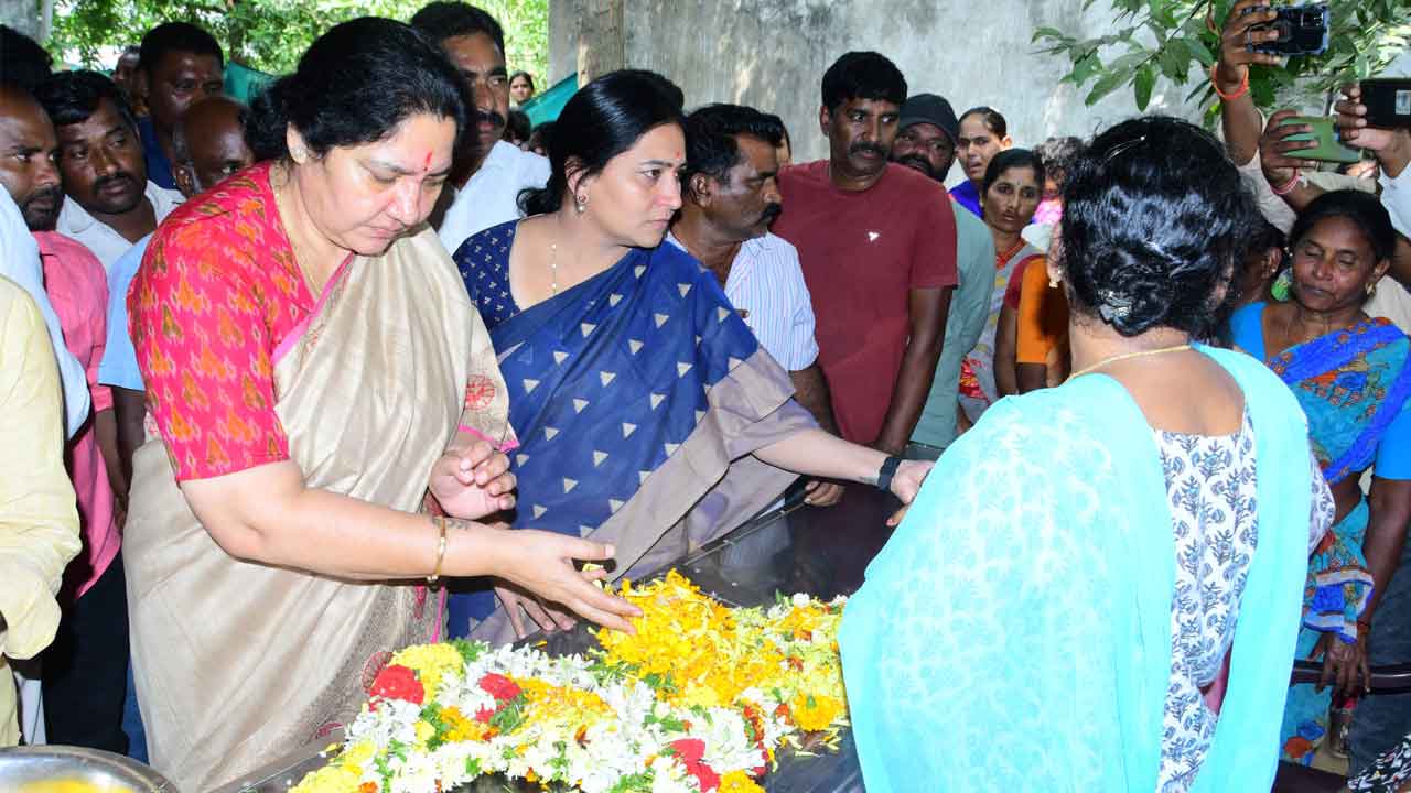 Minister Sathyavathi | వెంకన్న గౌడ్కు నివాళులు అర్పించిన మంత్రి సత్యవతి రాథోడ్