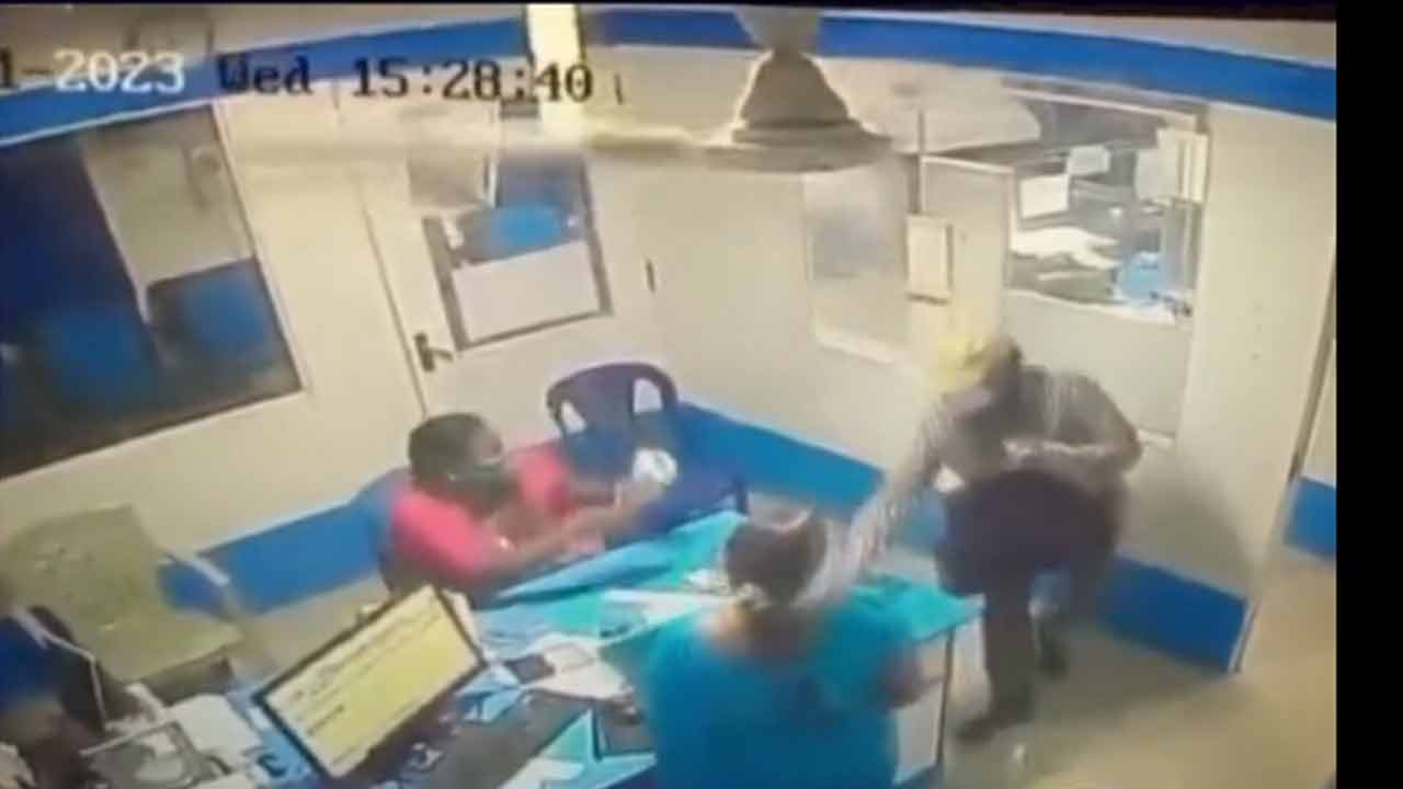 Bank Robbery: క్యాషియ‌ర్‌ను క‌త్తితో బెదిరించి.. ఎస్బీఐ బ్యాంకులో 6.5 ల‌క్ష‌లు ఎత్తుకెళ్లాడు