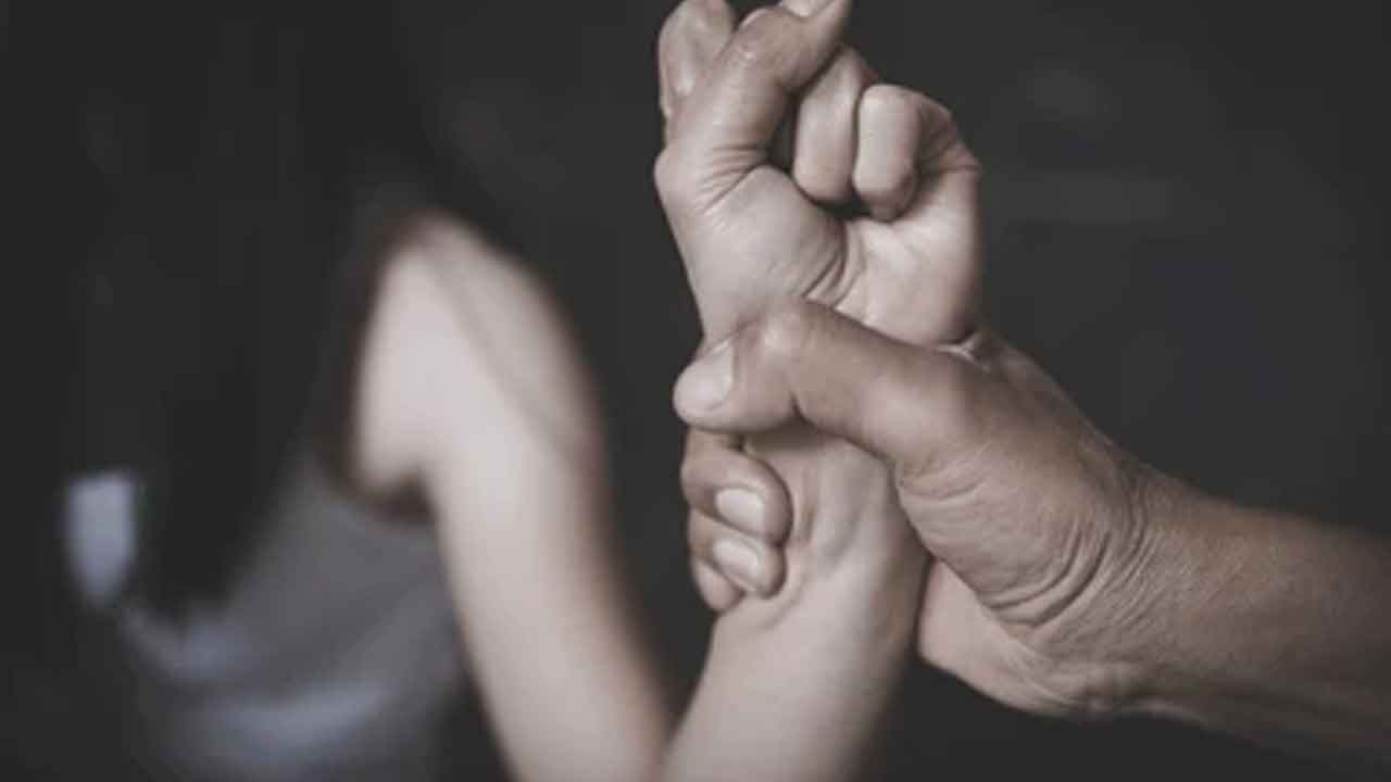 స్వీట్ ఇస్తానని పిలిచి బాలికపై లైంగిక దాడికి యత్నం