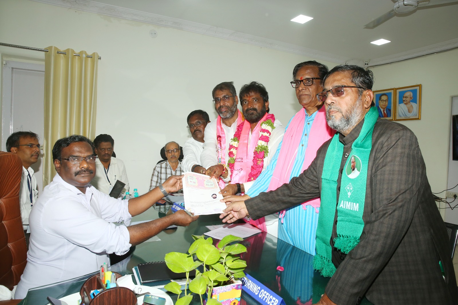 నీళ్ల మంత్రిగా వినతికెక్కిన మంత్రి సింగిరెడ్డి నిరంజన్‌ రెడ్డి వనపర్తి బీఆర్‌ఎస్‌ అభ్యర్థిగా నామినేషన్‌ వేసే ముందు పూజలో పాల్గొన్న దృశ్యం