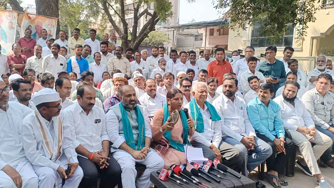 అబద్ధాలు మాట్లాడితే చెప్పు దెబ్బలే.. కాంగ్రెస్ అభ్యర్థికి వార్నింగ్‌ ఇచ్చిన మాజీ టీపీసీసీ ప్రధాన కార్యదర్శి సుజాత