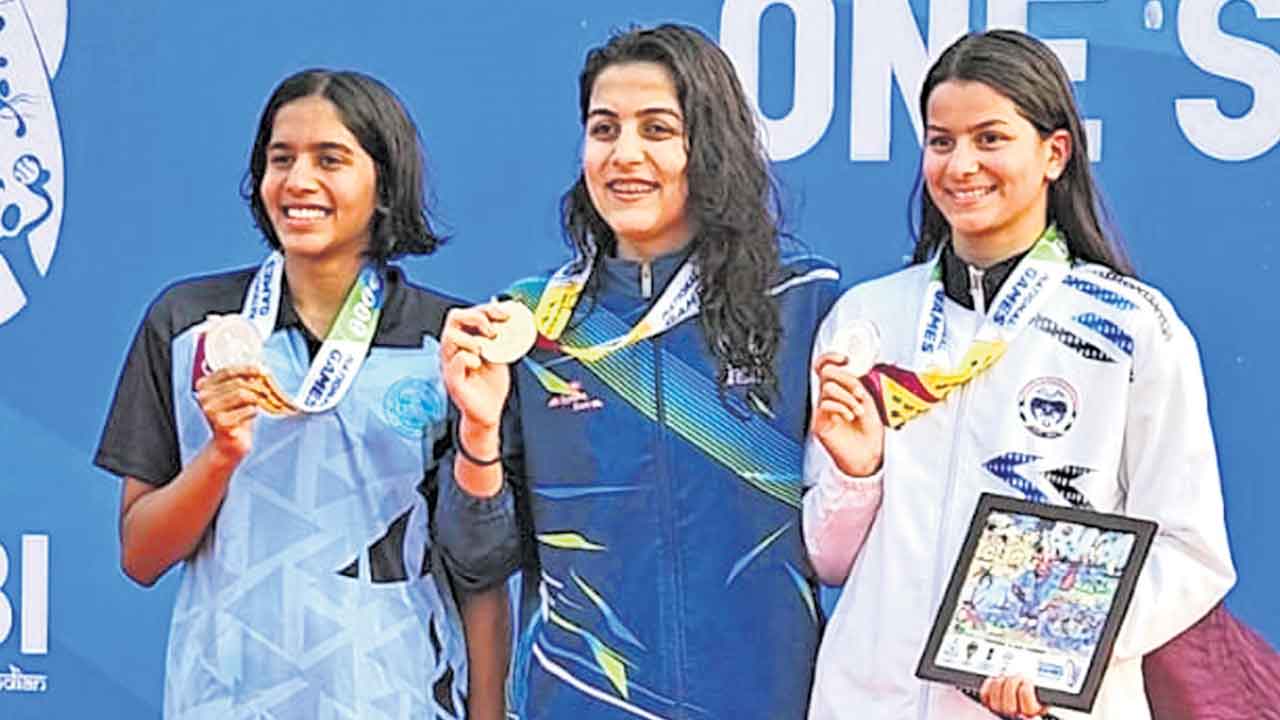 స్విమ్మింగ్‌ పోటీల్లో తెలంగాణ బిడ్డ పతకాల వేట.. 400మీటర్ల ఫ్రీస్టయిల్‌ ఈవెంట్‌లో సిల్వర్‌ మెడల్‌