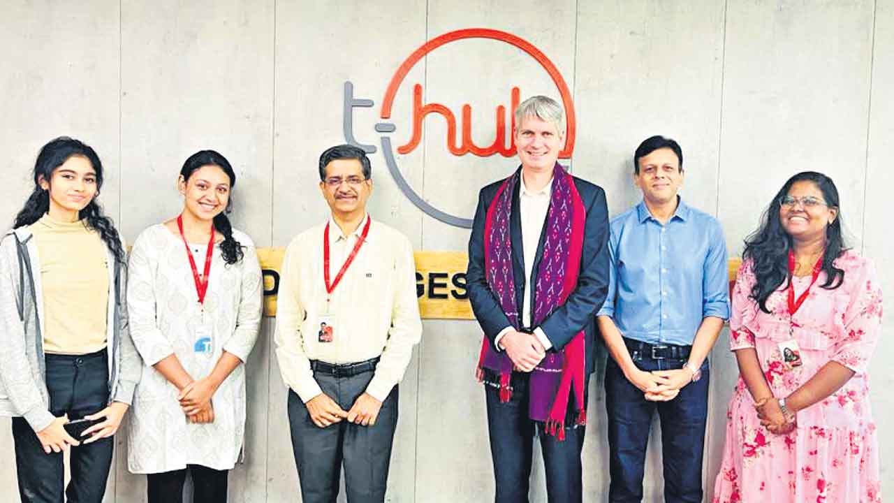 టీ-హబ్‌లో స్పార్కర్‌ ఫోర్జ్‌ ప్రతినిధులు