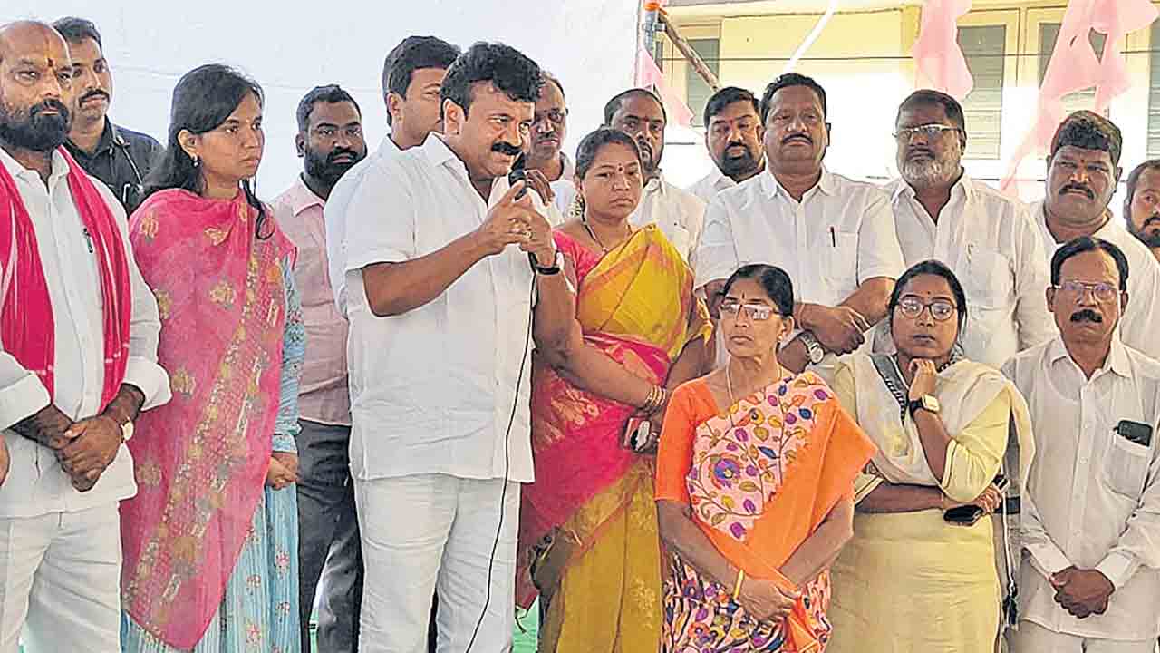 సాయన్న బిడ్డను ఆశీర్వదించండి