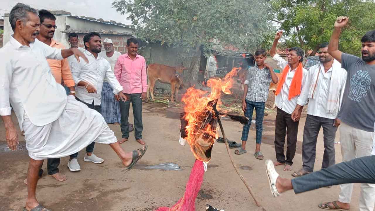 Revanth Reddy | సేవాలాల్‌ మహరాజ్‌కు రేవంత్‌ రెడ్డి అవమానం..పీసీసీ చీఫ్‌ దిష్టిబొమ్మల దహనం