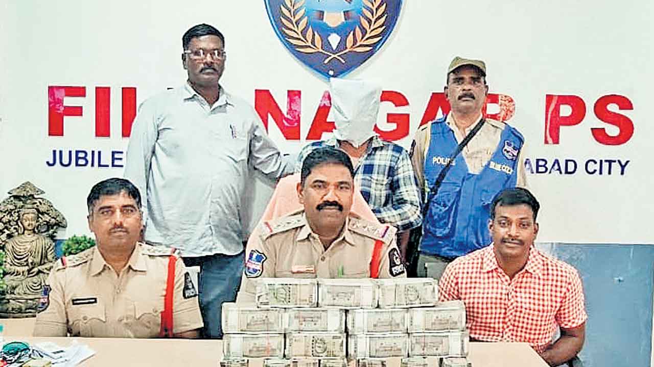 వాట్సాప్ స్టేటస్ పెడుతున్నారా?
