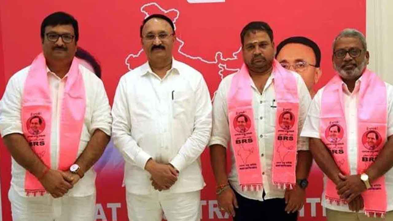 కేసీఆర్‌ విజయం కాంక్షిస్తూ శ్రీవారికి పూజలు