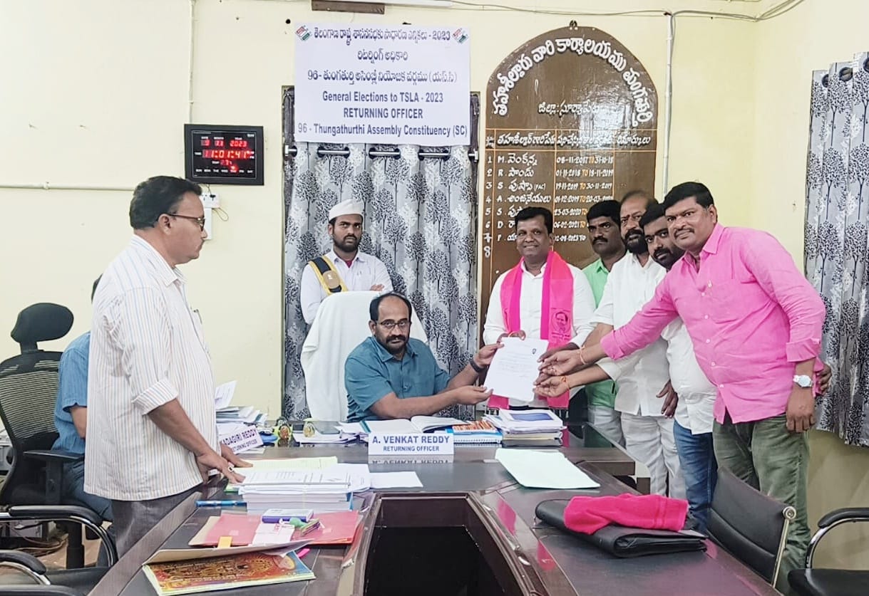 చెన్నూరు బీఆర్‌ఎస్‌ అభ్యర్తిగా నామినేషన్‌ దాఖలు చేస్తున్న ప్రభుత్వ విప్‌ బాల్క సుమన్‌