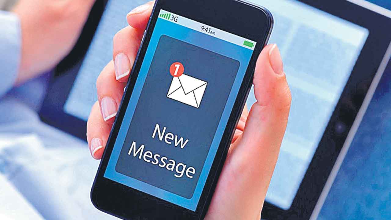 పోలింగ్‌ కేంద్రంలో క్యూ తక్కువే ఉంది