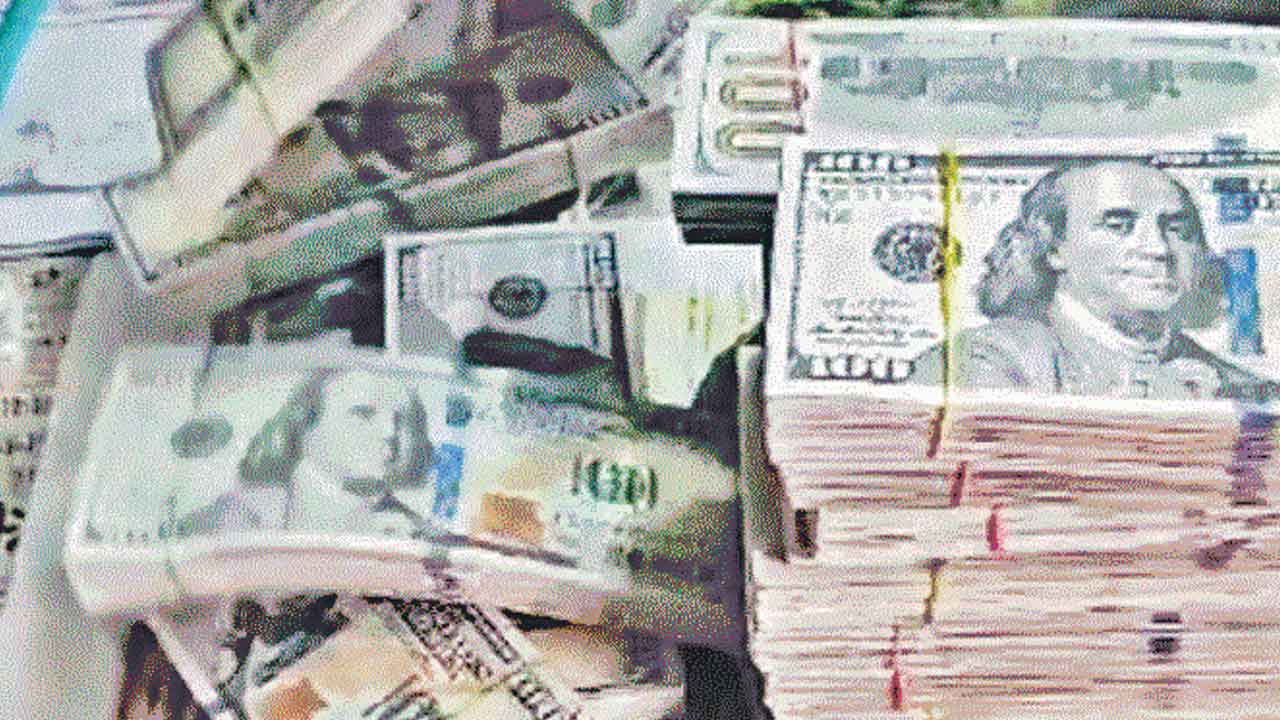 బెంగళూరులో చెత్తలో నోట్ల కట్టలు లభ్యం