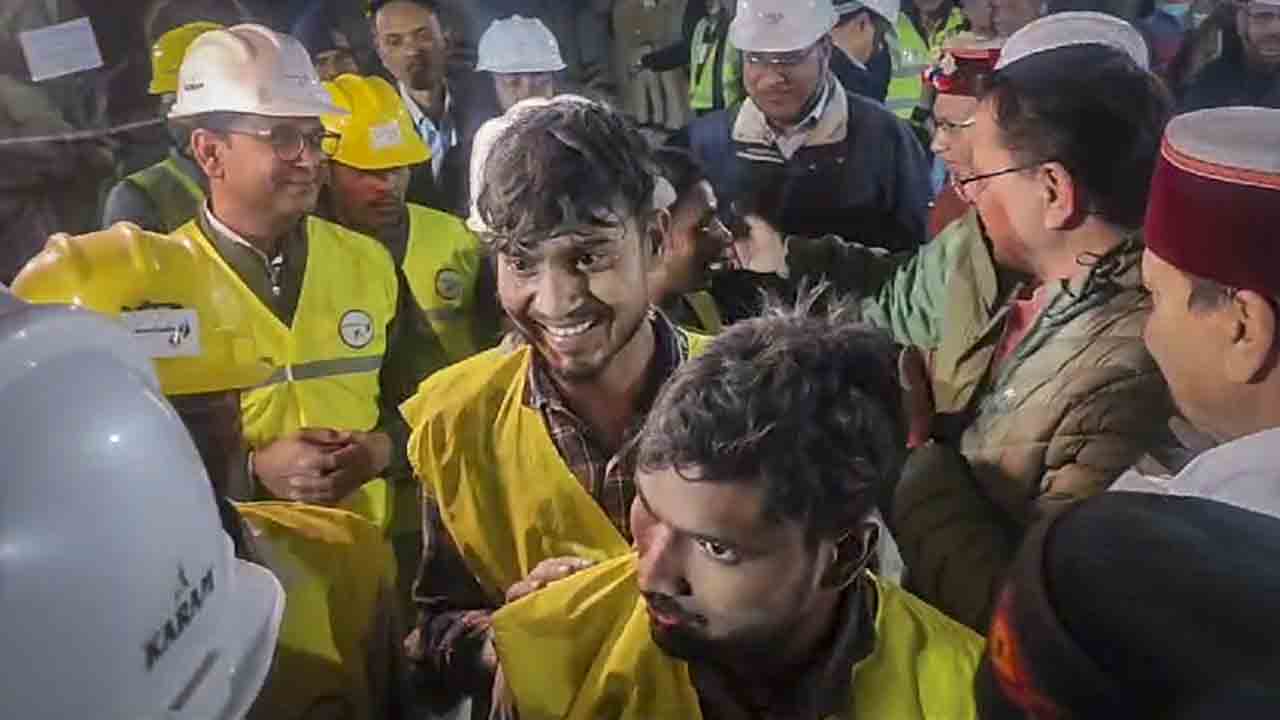 Uttarakhand Tunnel Collapse | ఉత్తరకాశీ టన్నెల్‌ రెస్క్యూ ఆపరేషన్‌ సక్సెస్‌..  17 రోజుల తర్వాత బయటపడ్డ 41 మంది కార్మికులు