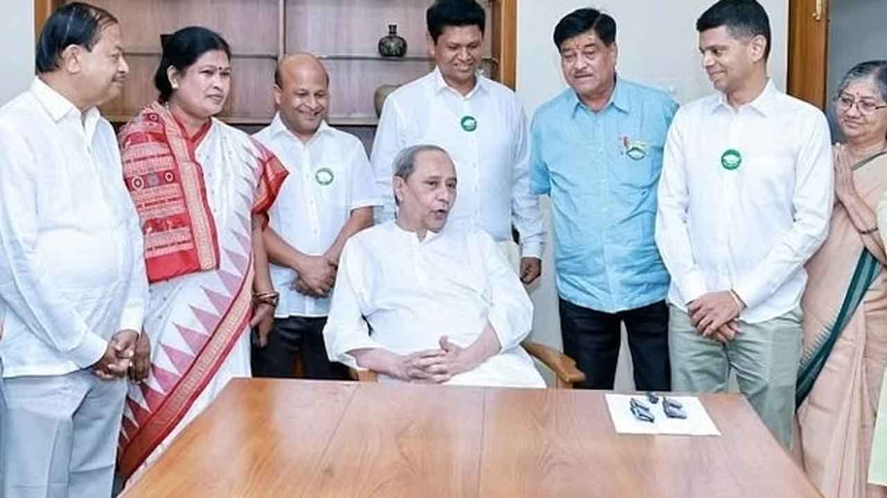 బీజేడీలోకి మాజీ ఐఏఎస్‌ పాండియన్‌