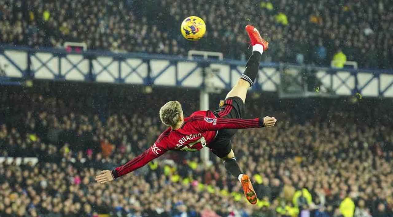 Premier League |  యువ ఫుట్‌బాల‌ర్ బైసికిల్ గోల్.. వీడియో వైర‌ల్