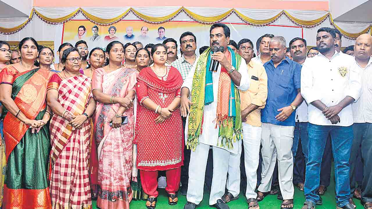 ఇందిరమ్మ ఇండ్లు అమ్ముకున్నోడికి టికెట్‌!