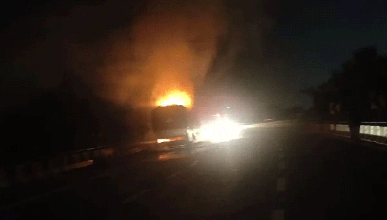 Bus Catches Fire | య‌మున ఎక్స్‌ప్రెస్ వేపై మంట‌ల్లో చిక్కుకున్న బ‌స్‌