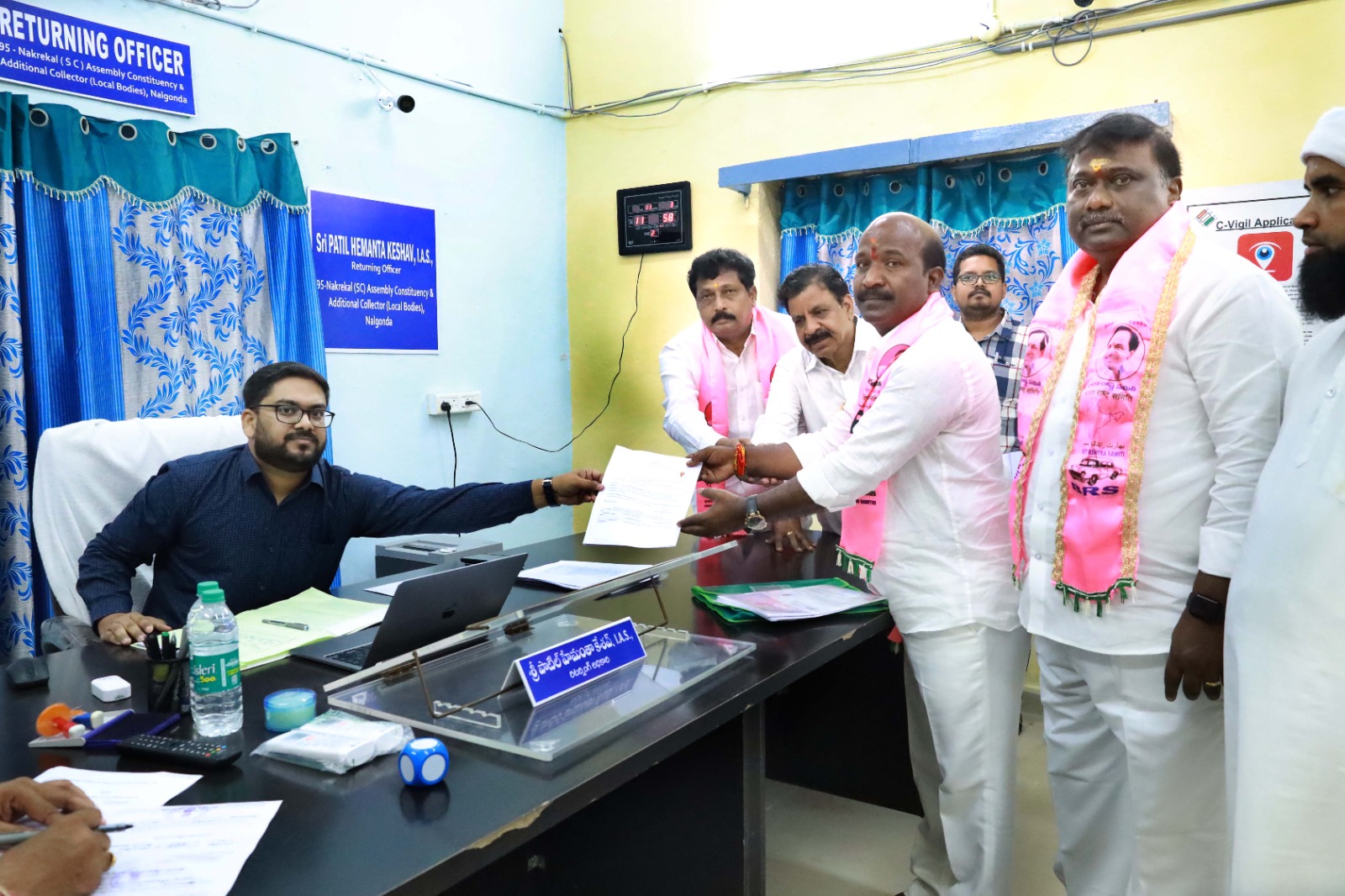 నామినేషన్‌ వేసేందుకు తరలివెళ్తున్న జగిత్యాల బీఆర్‌ఎస్‌ అభ్యర్థిడాక్టర్ సంజయ్ కుమార్