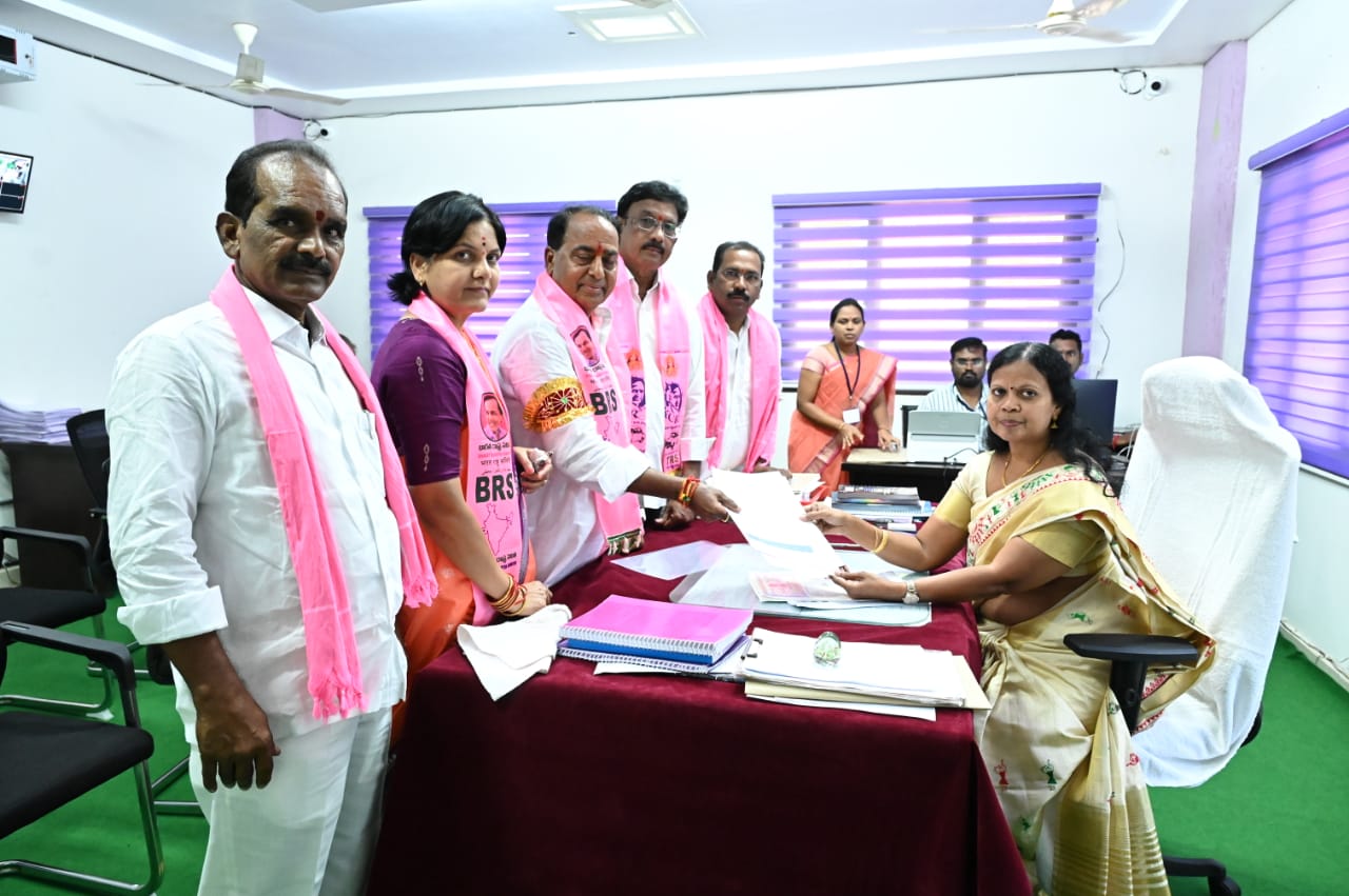 దుబ్బాక బీఆర్‌ఎస్‌ ఎమ్మెల్యే అభ్యర్థిగా నామినేషన్‌ వేసేందుకు వీల్‌ చైర్‌లో తరలివస్తున్న ఎంపీ కొత్త ప్రభాకర్‌ రెడ్డి