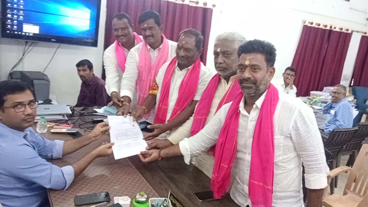 నిర్మల్‌లో  నామినేషన్‌ దాఖలు చేస్తున్న మంత్రి ఇంద్ర‌క‌ర‌ణ్ రెడ్డి