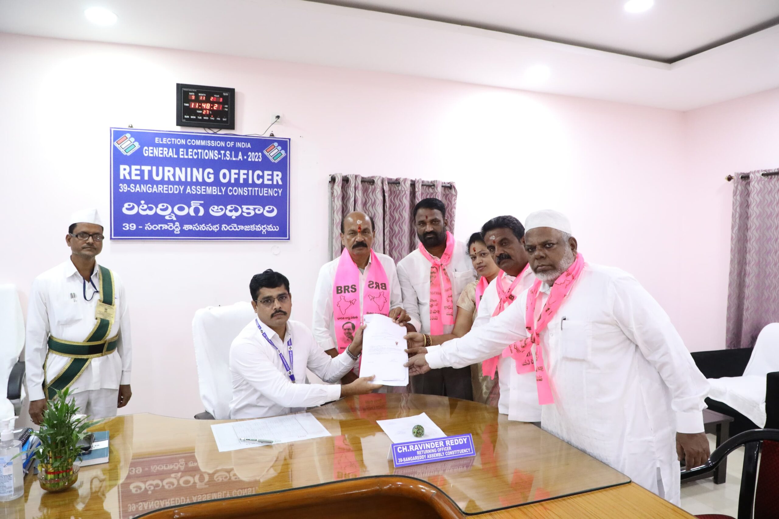 నామినేషన్‌ వేసేందుకు తరలివస్తున్న పెద్దపల్లి  అభ్యర్థి దాసరి మనోహర్ రెడ్డి..