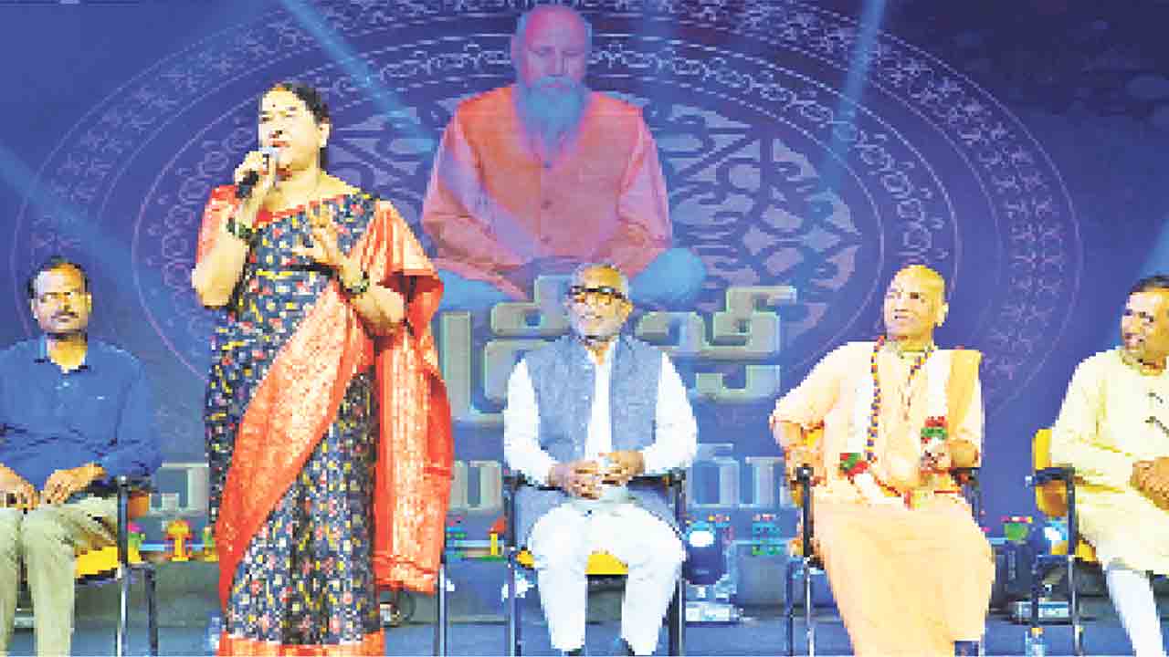 మనిషి బుద్ధుడివలే జీవించాలి