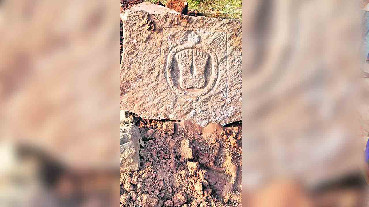 తవ్వకాల్లో బయటపడిన పురాతన విగ్రహాలు