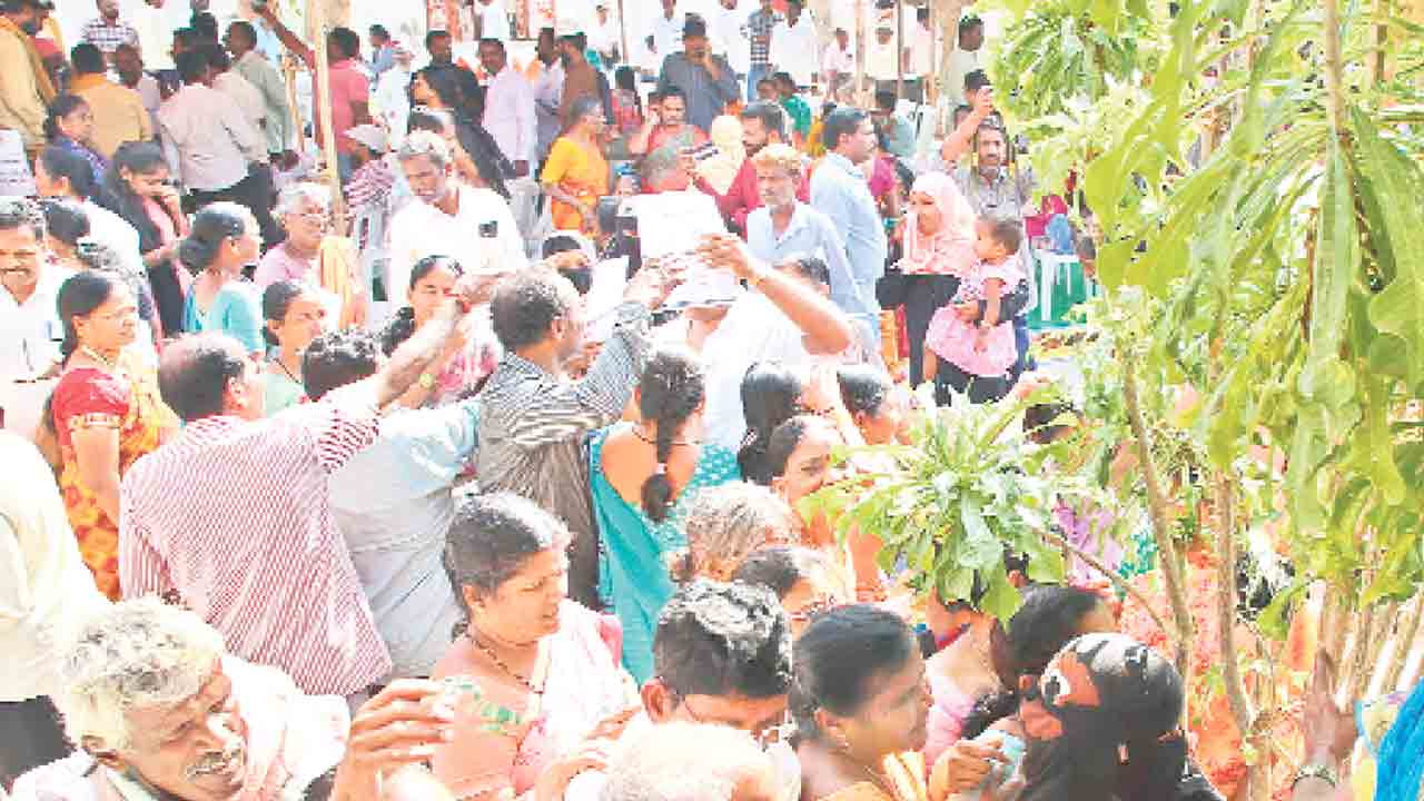 దరఖాస్తుల కొరత