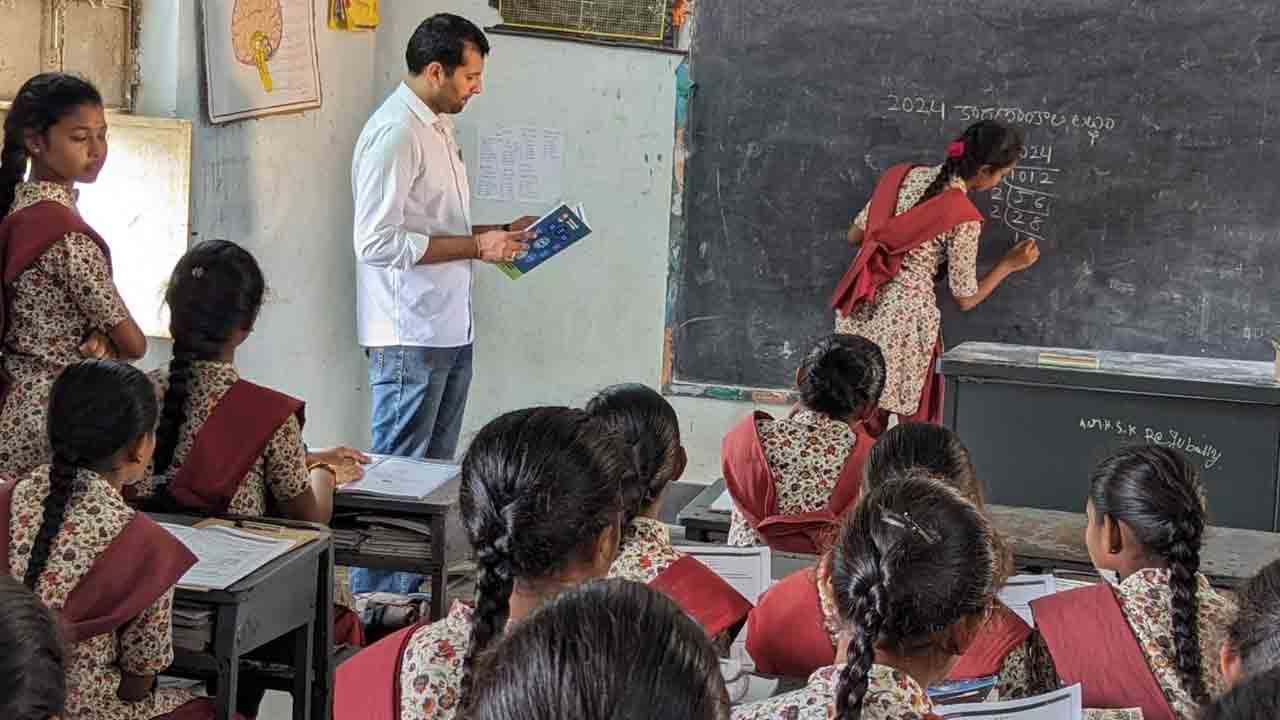 ర్యాంకుల సాధన కోసం ఆశ్రమ విద్యార్థినులను సన్నద్ధం చేయాలి : ఐటీడీఏ పీవో