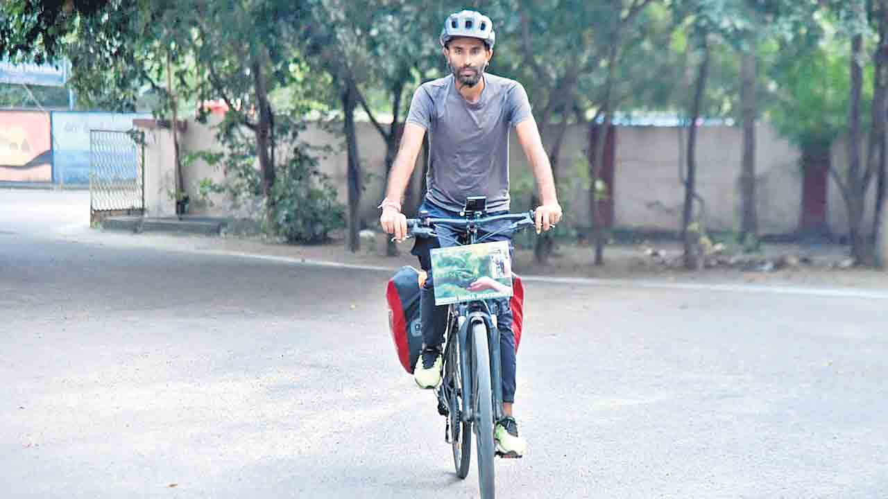 పర్యావరణ పరిరక్షణకే.. సైకిల్‌ యాత్ర