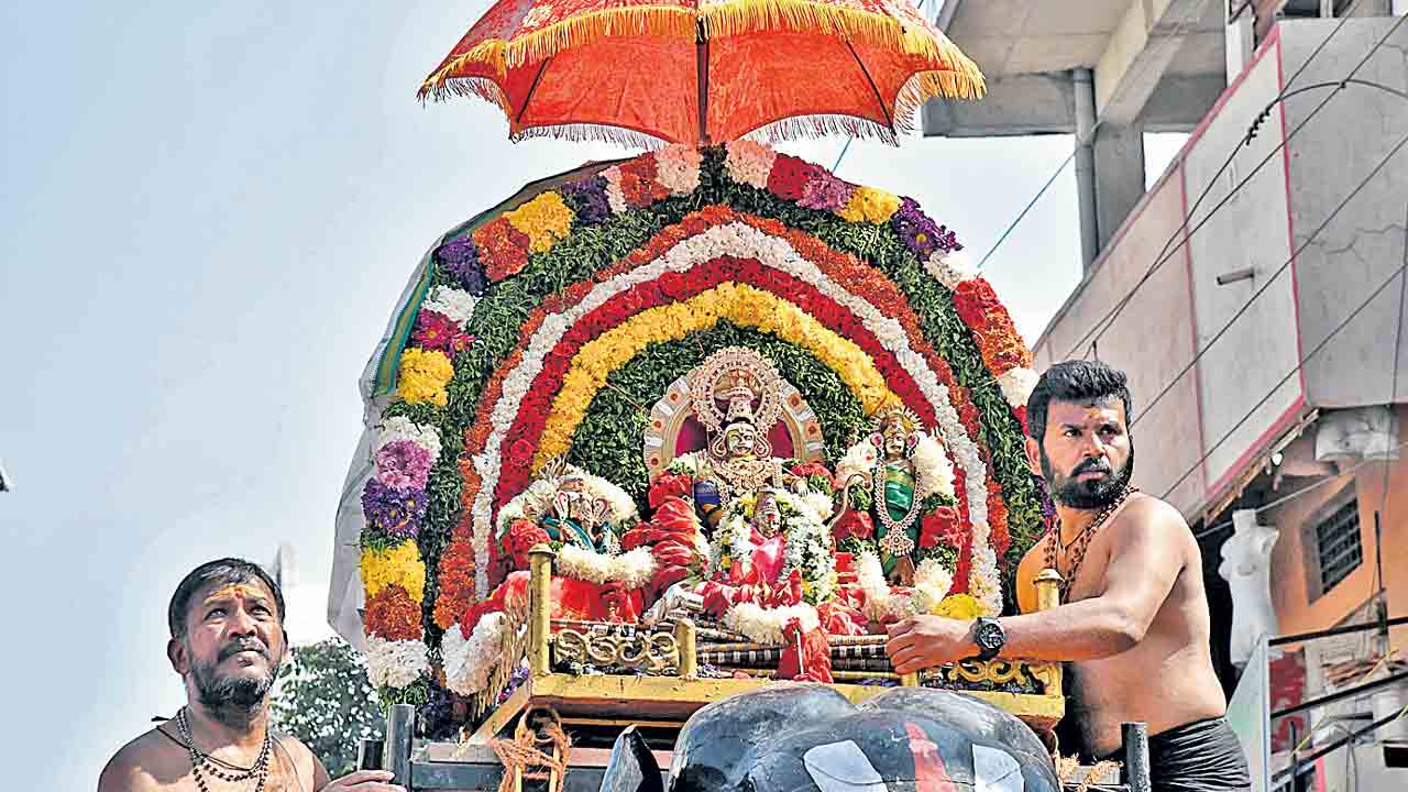 కనుల పండువగా అయ్యప్ప శోభాయాత్ర