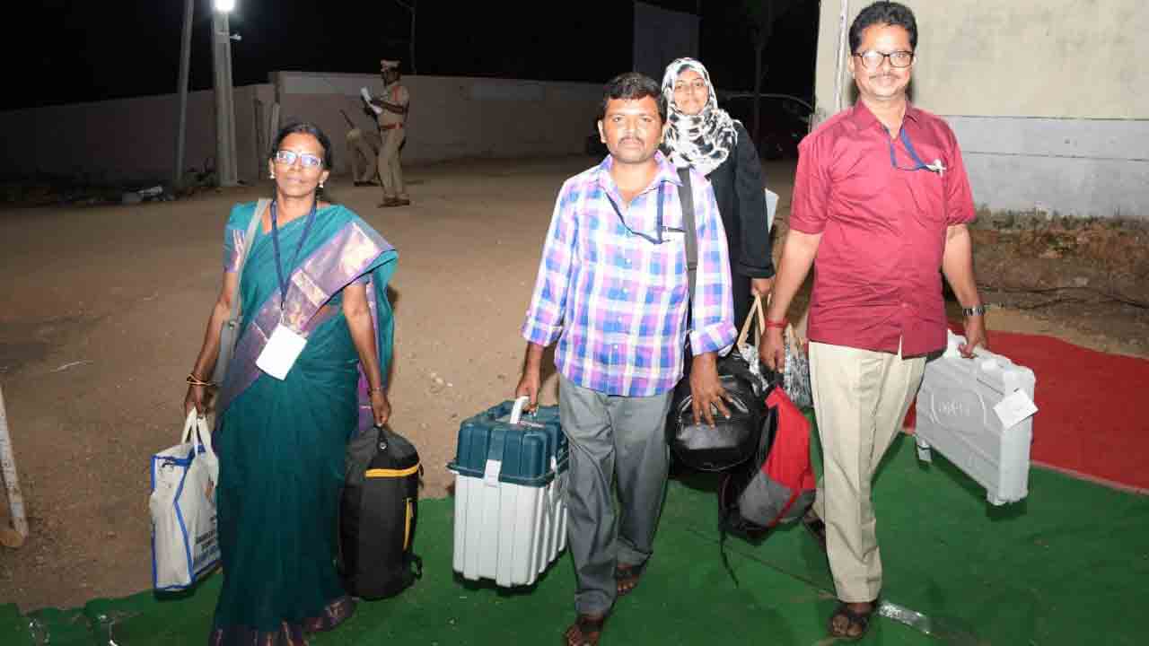 ఈవీఎంలతో నేతల రాత