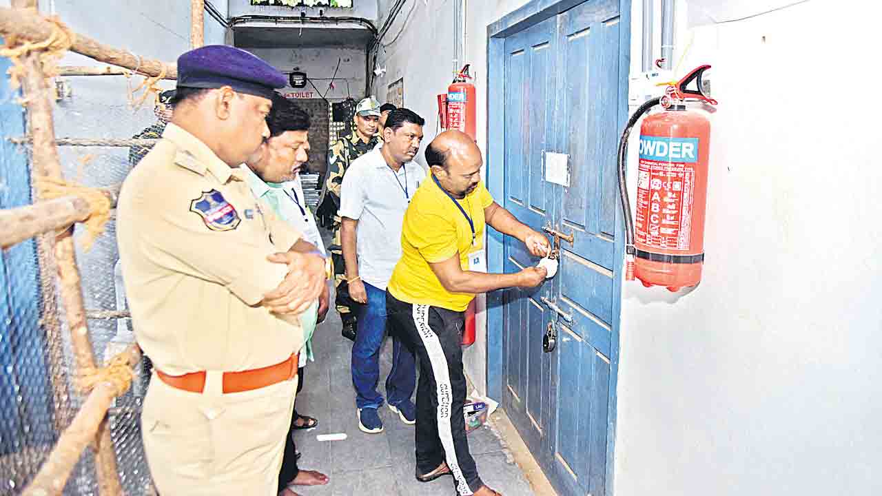 స్ట్రాంగ్‌ రూమ్‌లకు చేరిన ఈవీఎంలు