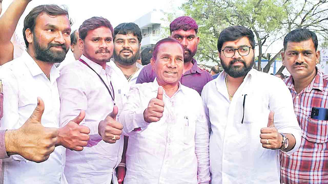 మూడుచోట్ల ఎగిరిన గులాబీజెండా