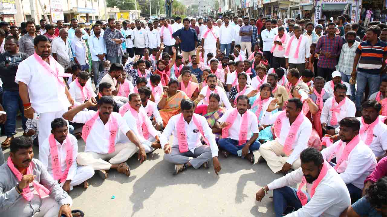 నిరంజన్‌రెడ్డి వాహనంపై దాడి