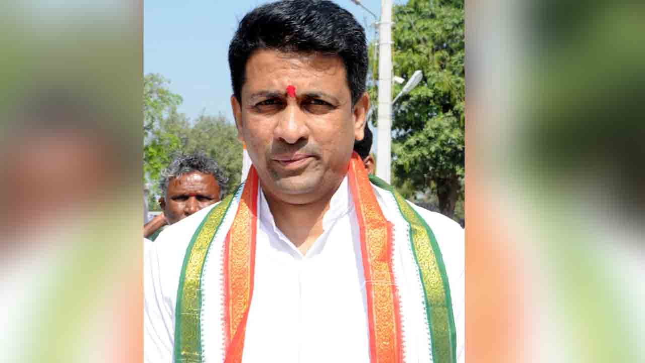 స్వల్ప తేడాతో హస్తగతం..