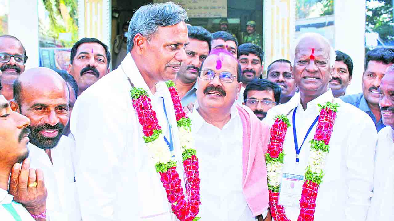 జనగామ, స్టేషన్ ఘన్పూర్లో గులాబీ గుబాళింపు..
