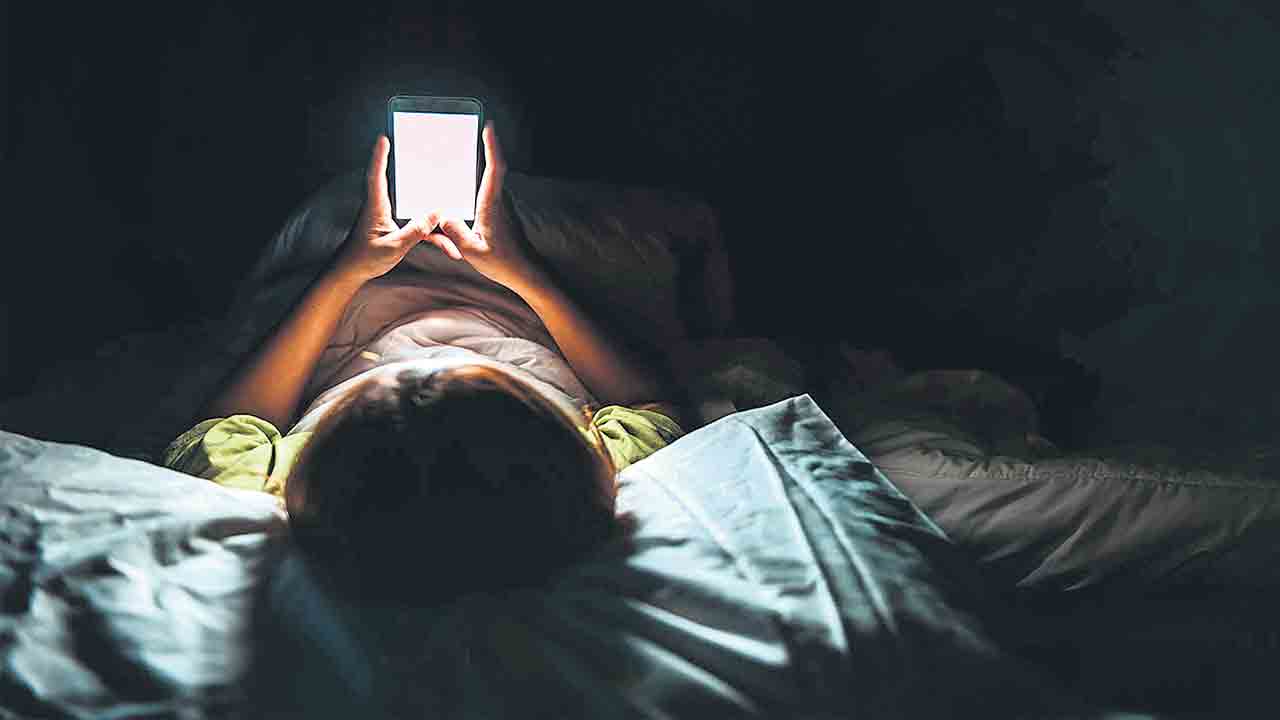 Nomophobia | హెల్‌ ఫోన్‌.. చేతిలో మొబైల్‌ ఉంటే ఏదైనా చేయొచ్చులే అనుకుని.. ఏదీ చేయలేని, ఏమీ ఆలోచించలేని స్థితిలోకి