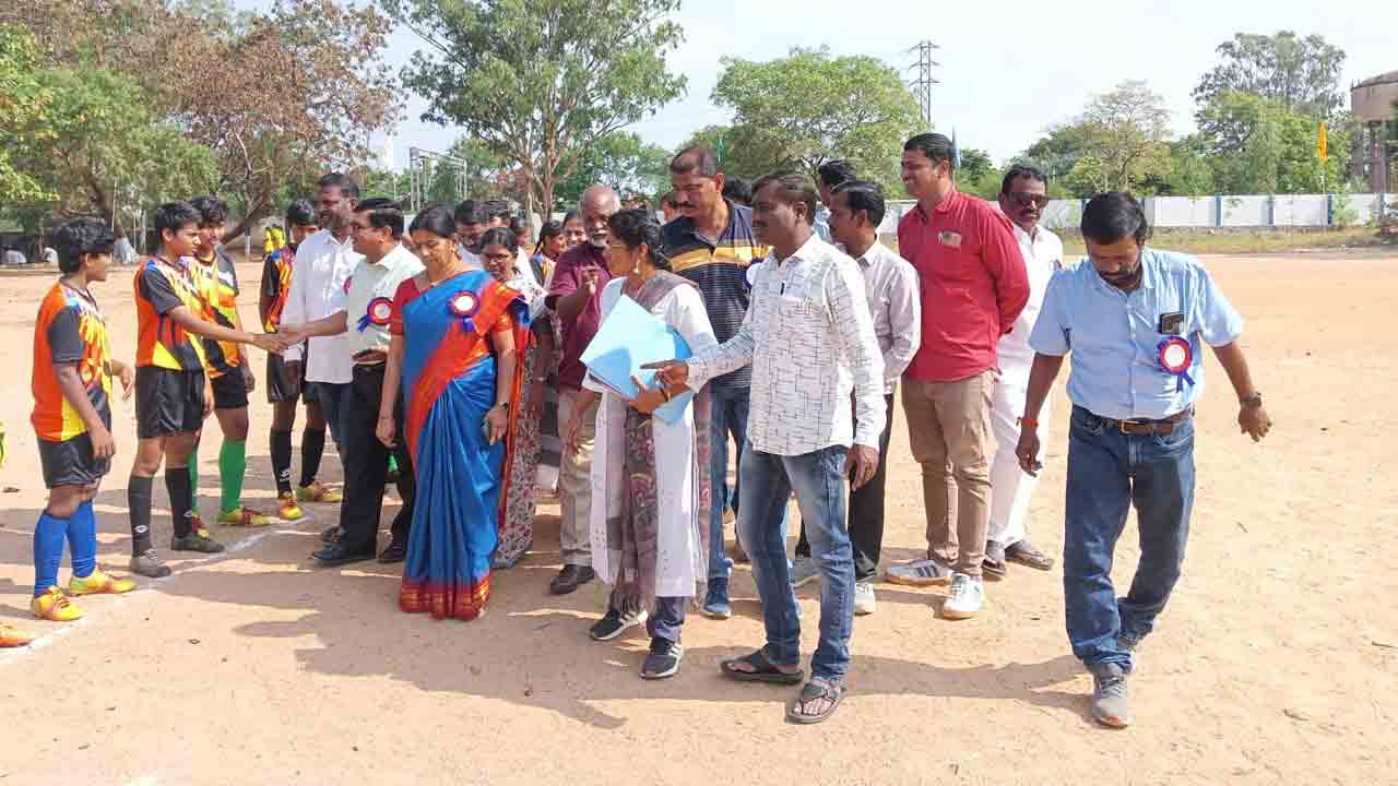 క్రీడాస్ఫూర్తిని ప్రదర్శించాలి