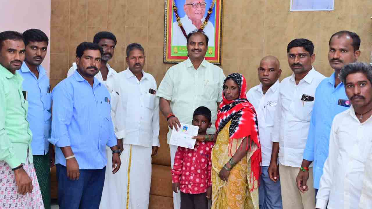 రైతులకు చేయూత నిచ్చిన బీఆర్‌ఎస్‌ ప్రభుత్వం