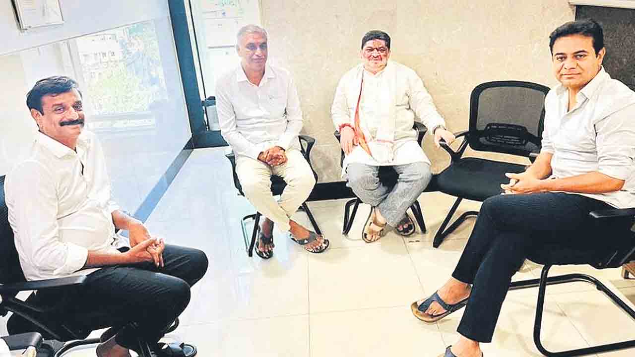 మాజీ సీఎం కేసీఆర్‌ను పరామర్శించిన మంత్రి ‘పొన్నం’