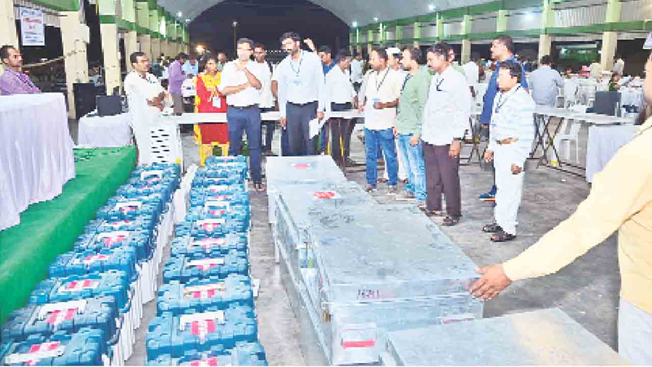 స్ట్రాంగ్‌ రూంలకు ఈవీఎంలు