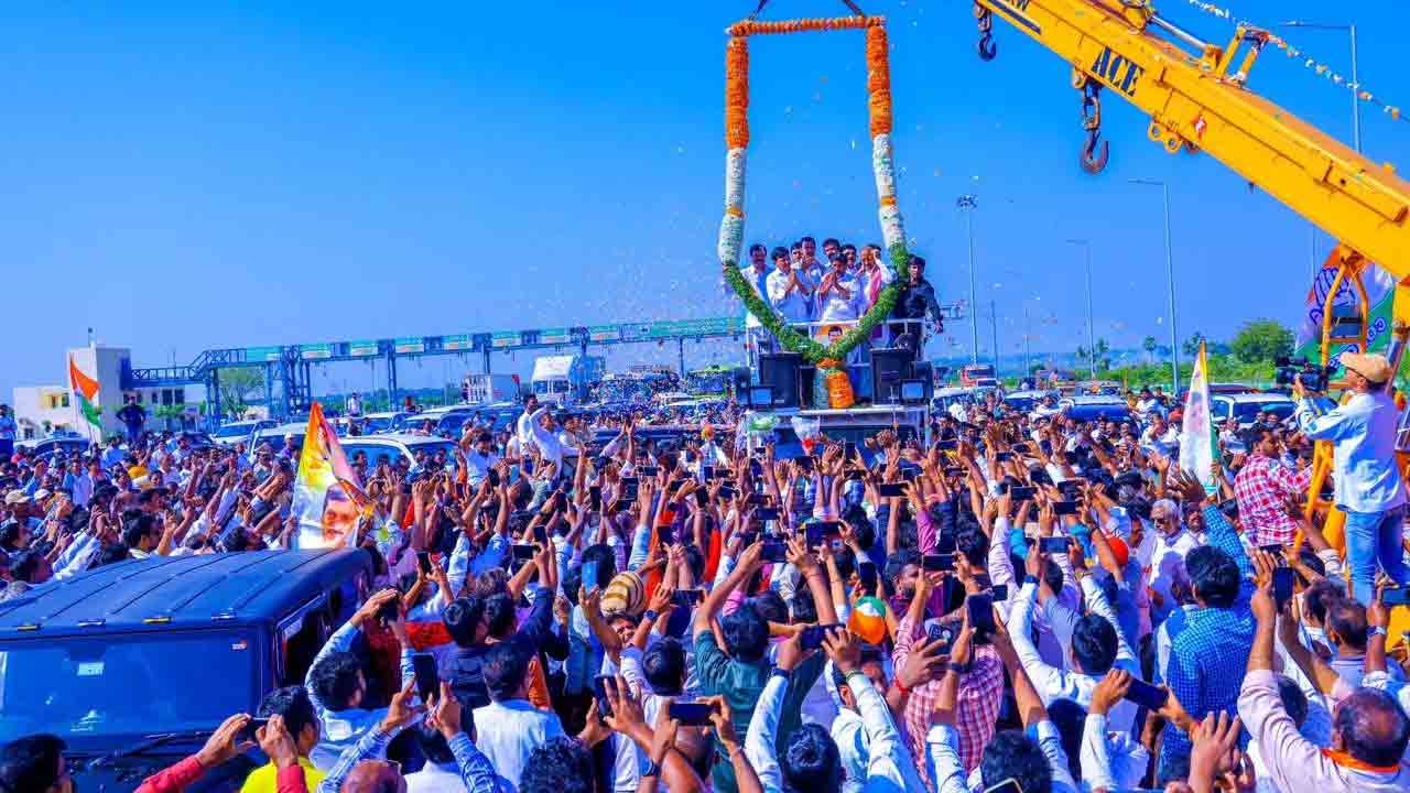 జిల్లా సరిహద్దులో మంత్రులకు ఘన స్వాగతం