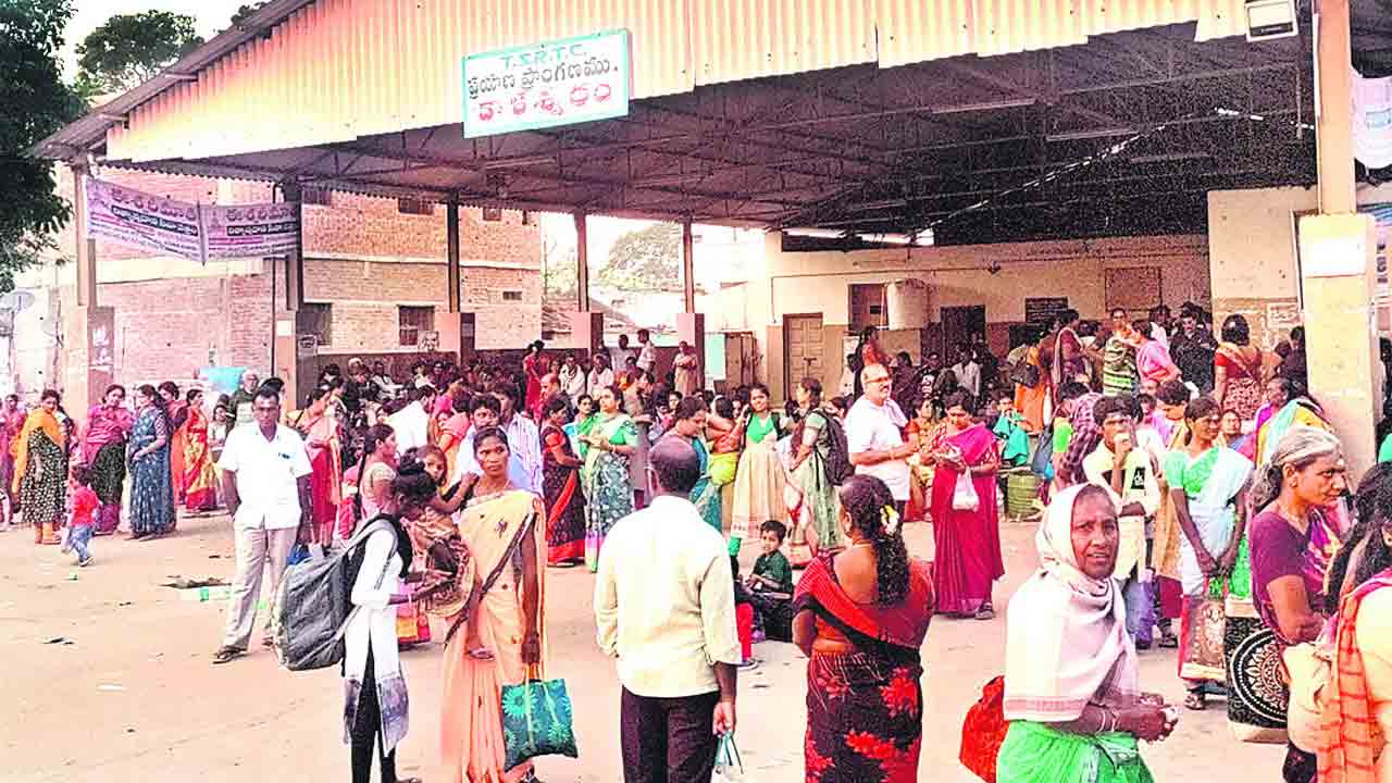 ఉచితం అని వచ్చారు.. అటే చిక్కిపోయారు..