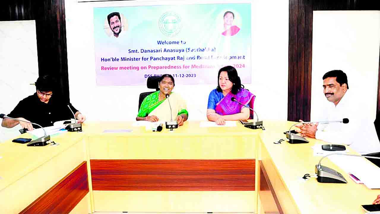 మేడారం జాతర పనుల్లో వేగం పెంచాలి