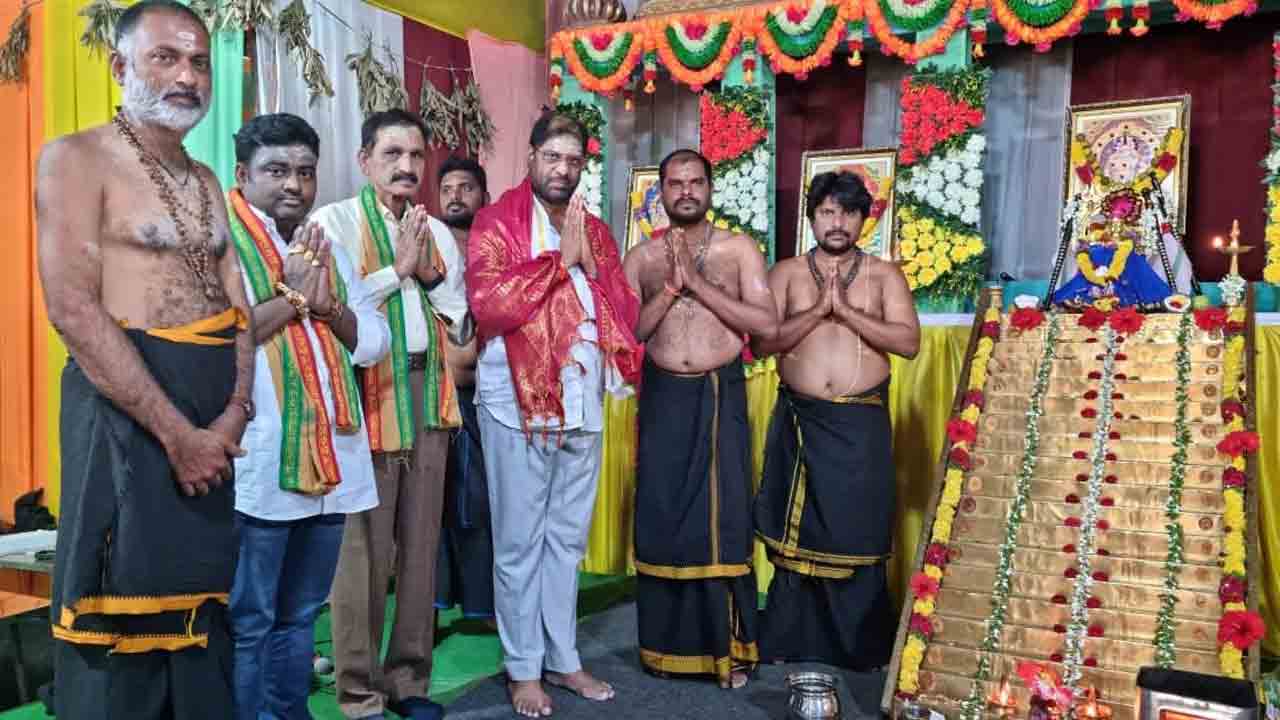 ఆలయాల్లో ఎంపీ వద్దిరాజు పూజలు