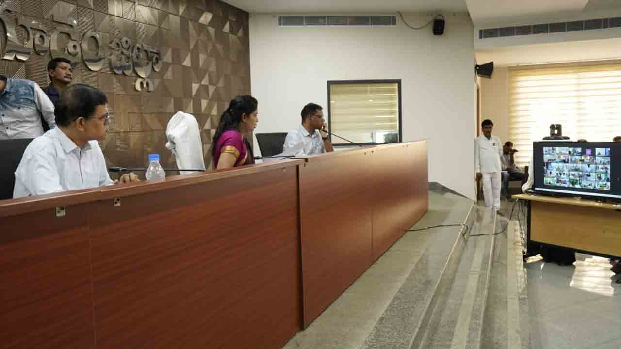 అధికారుల బయోమెట్రిక్ హాజరు తప్పనిసరి