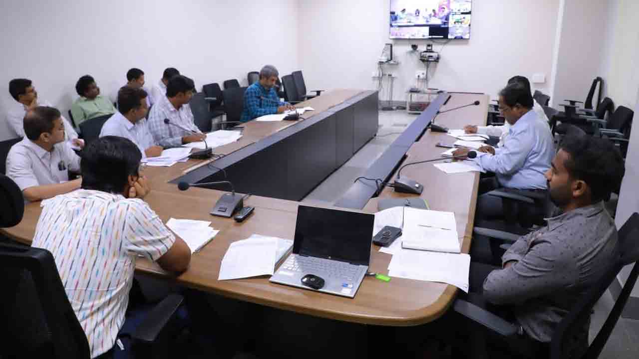 18 ఏళ్లు నిండిన యువతకు ఓటుహక్కు కల్పించాలి