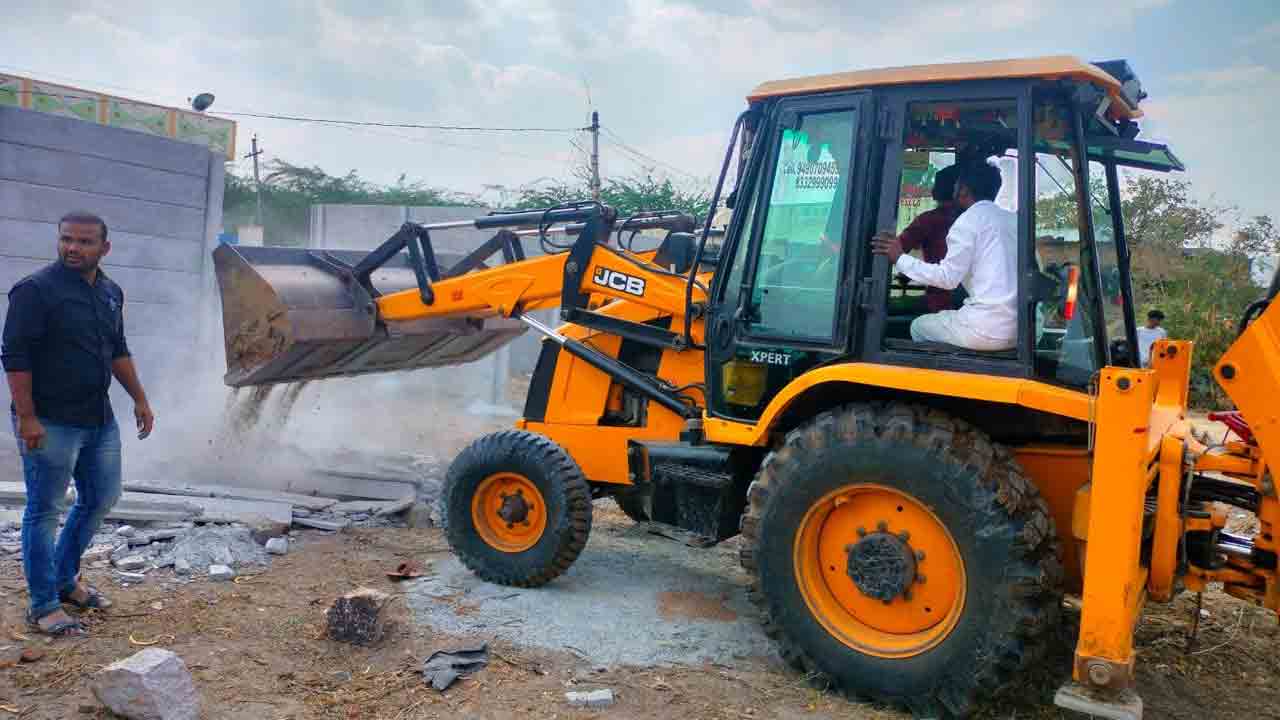 ఆక్రమణలపై కొరడా